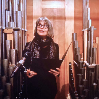 Andrea Jost umgeben von Orgelpfeifen