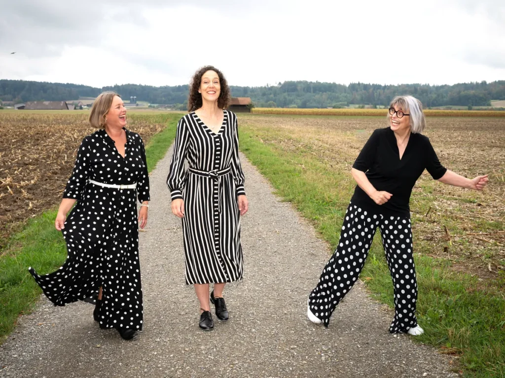 Das Trio Sela unterwegs auf einem Feldweg